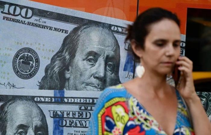 The US dollar tries to straighten