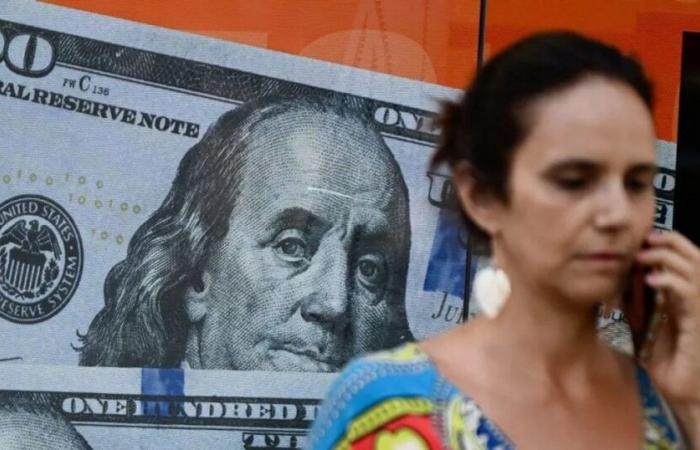 The US dollar tries to straighten