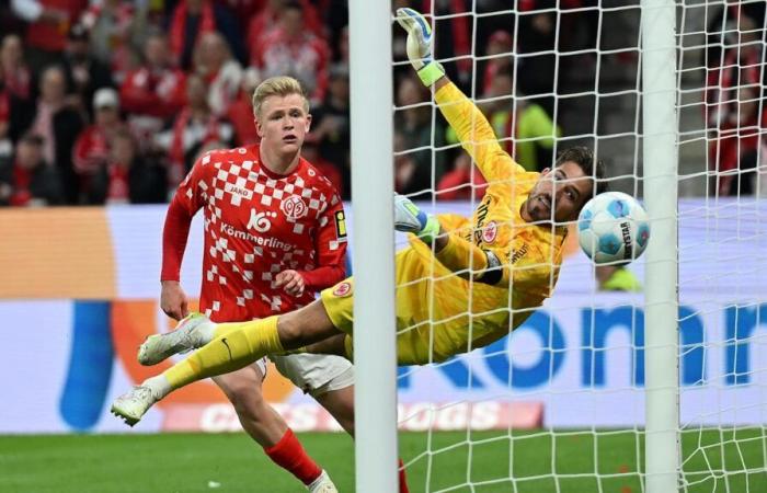 Jonathan Burkardt extends Eintracht Frankfurt waiting for the Champions League