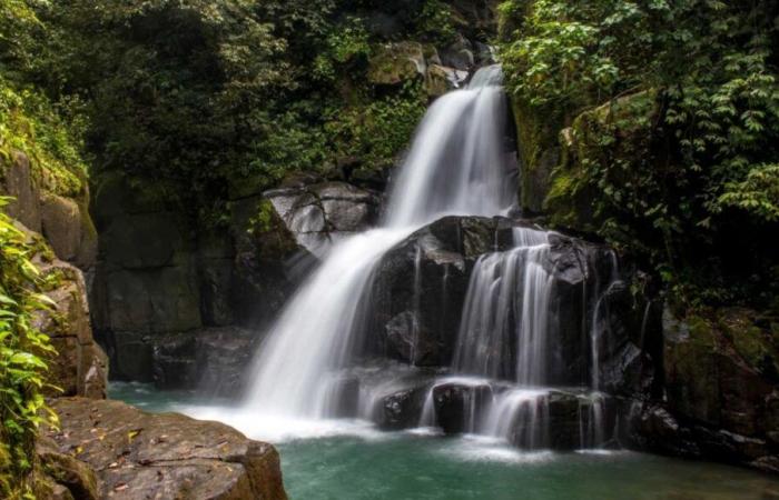 In winter, this waterfall in Auvergne turns into ephemeral ice sculptures