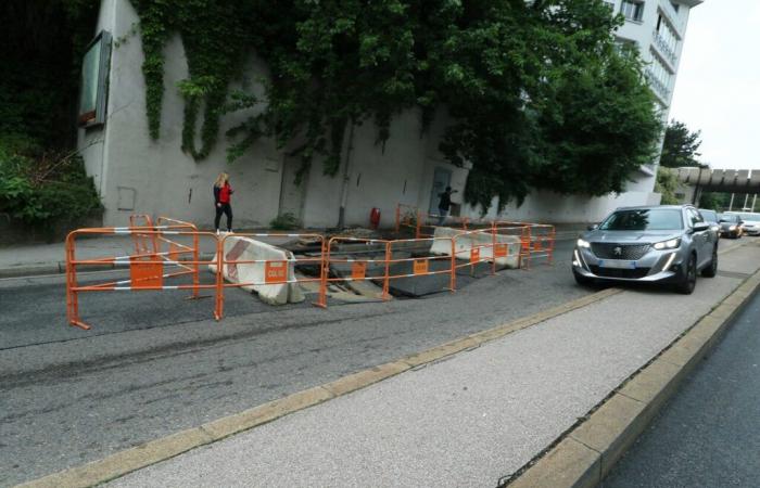 Lyon. A big hole forms on the road and surprises: motorists in galley