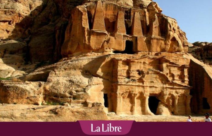A Belgian tourist and her son die in floods in Jordan