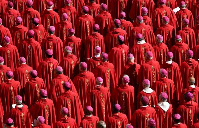 Secret negotiations, media excitement and irruption of Donald Trump: the conclave is preparing for the Vatican to elect the new pope