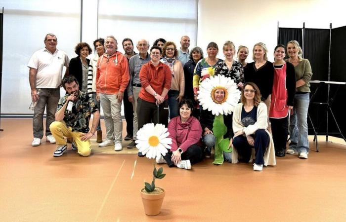 Students of the theater workshop invest the mirror