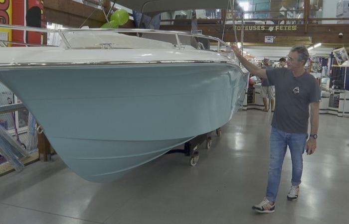 A bucket was stolen from his boat in the Bay of Deshaies