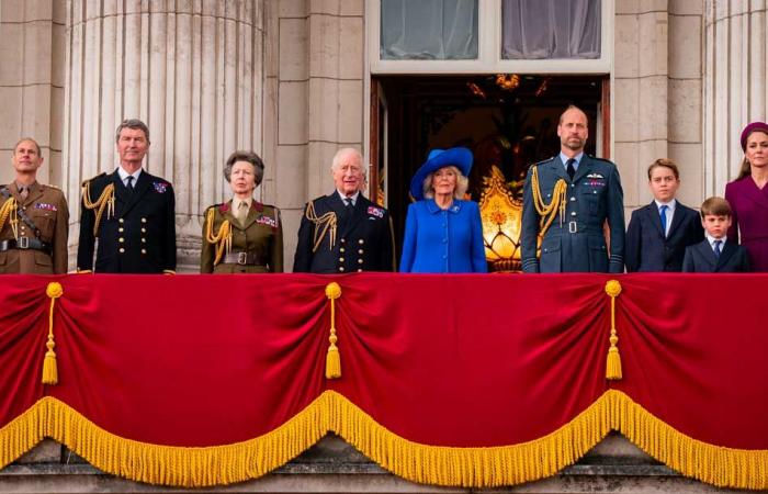 George, Charlotte and Louis de Wales at the Buckingham balcony for the 80th anniversary of the Liberation
