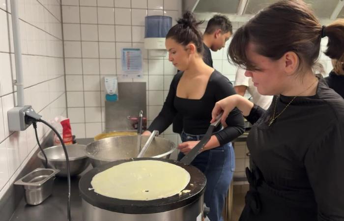 High school students sell pancakes to support their comrades victims of a fire, “immediately, we mobilized”