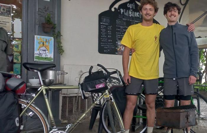 Departure in Béziers of two friends for a tour of France of conviviality, by bicycle … and with barbecue