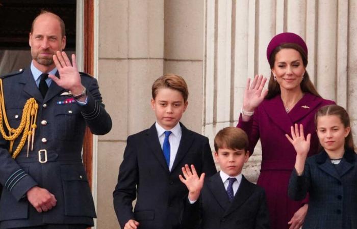 George, Charlotte and Louis de Wales at the Buckingham balcony for the 80th anniversary of the Liberation