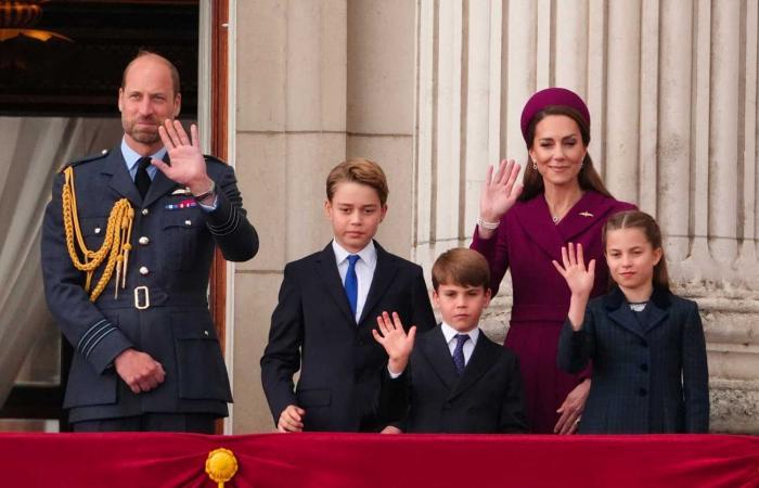 George, Charlotte and Louis de Wales at the Buckingham balcony for the 80th anniversary of the Liberation