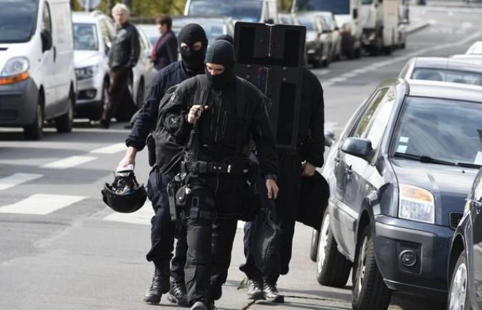 The father of a cryptocurrency magnate removed in the heart of Paris covers freedom after a police assault
