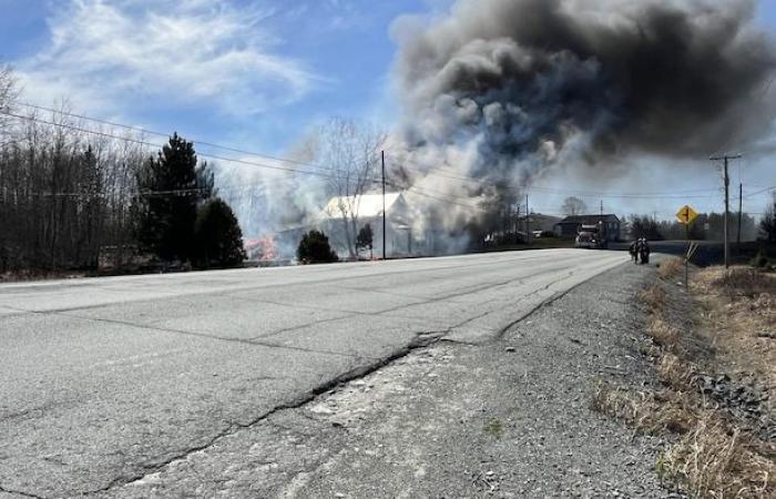 A fire devastates a house on the edge of the 117 in Rouyn-Noranda