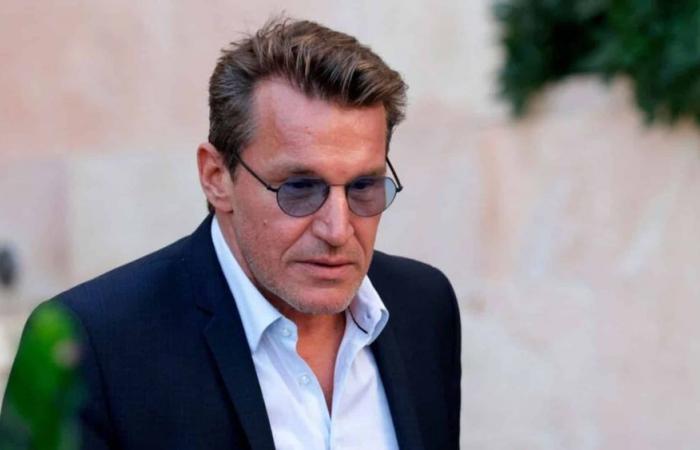 He reveals an impressive photo of his hand destroyed after his helicopter accident