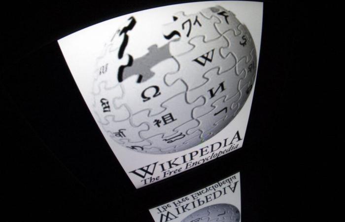 How do Canadians and Quebecers participate in Wikipedia?