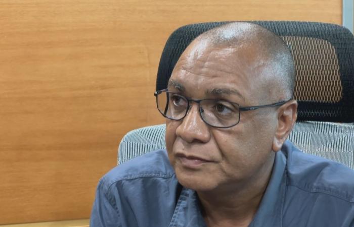 The mayor closes all the municipal services and buildings