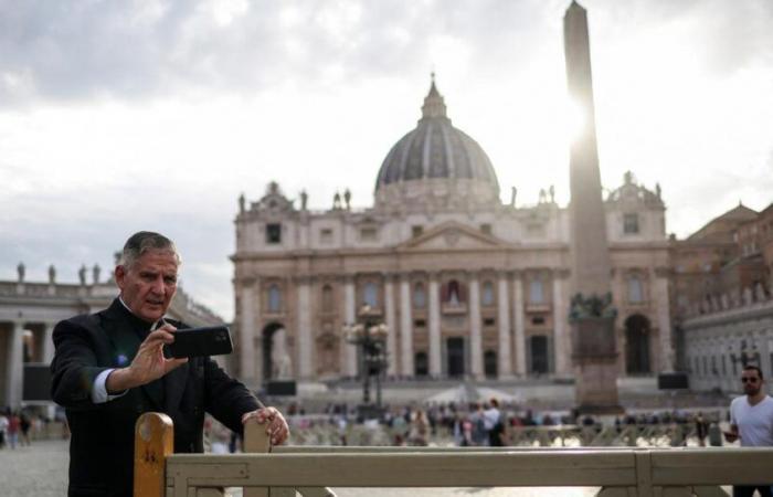 The Vatican cuts the telephone signal during the conclave
