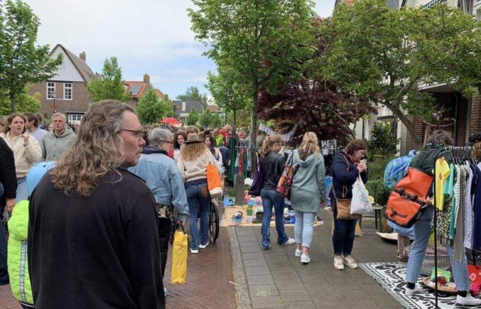 Rain? He does not prevent bargain hunters from making a move at the Kindersvrijmarkt in Oegstgeest
