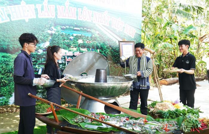 Why is it Mau Mau is a “remote province” which earns more than 235 billion VND thanks to tourism during the holidays?