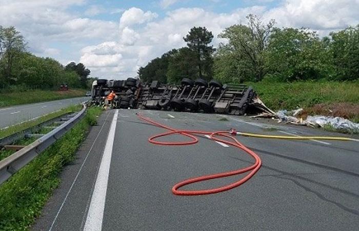 A heavy goods vehicle blocks traffic near Bordeaux direction Paris