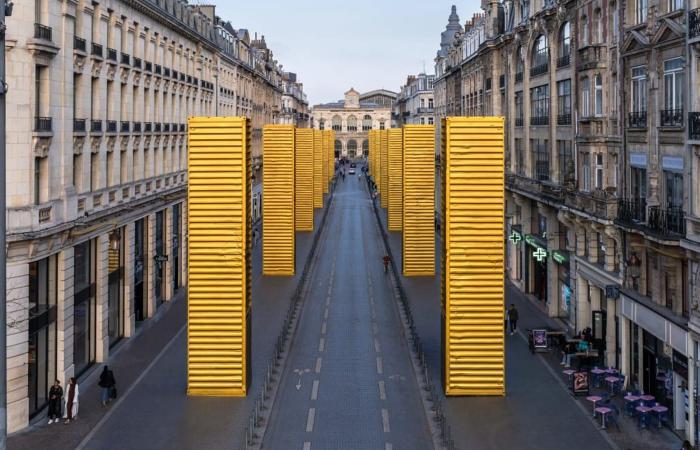 In Lille, the artist Spy transforms industrial containers into gold columns