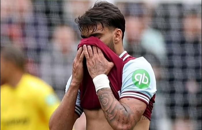 The Brazilian Lucas packs in tears after receiving a yellow card during West Ham-Tottenham