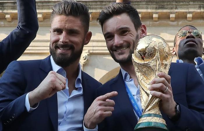 Hugo Lloris and Olivier Giroud in a match of the World Cup