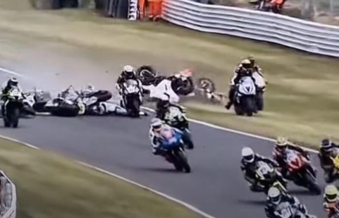 Two pilots aged 21 and 29 die in a tragic accident during a motorcycle race in England
