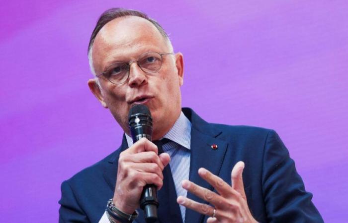A survey provides for a very tight duel between Édouard Philippe and the RN candidate in the second round