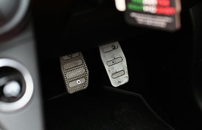 She presses too hard on the accelerator, she ends up with a wrist fracture: the improbable accident of a driver by parking