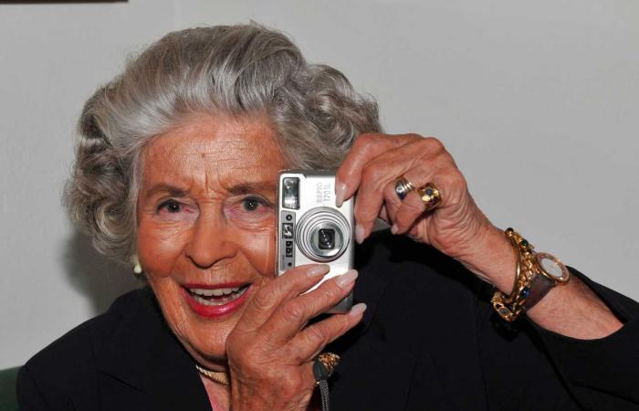 Mamarazza had photographed all the Gotha during his worldly evenings