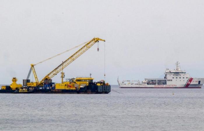 Giant cranes, remote-controlled submarine … The operations to get the wreck of the Bayesian yacht from the sea have started