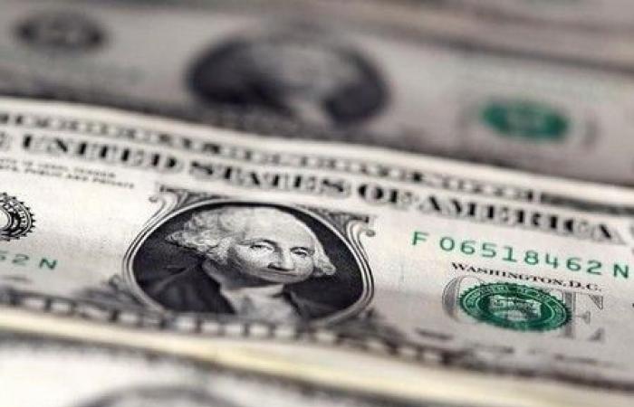 The US dollar fell on Tuesday morning before the publication of commercial data, the redbook and the consumer confidence index