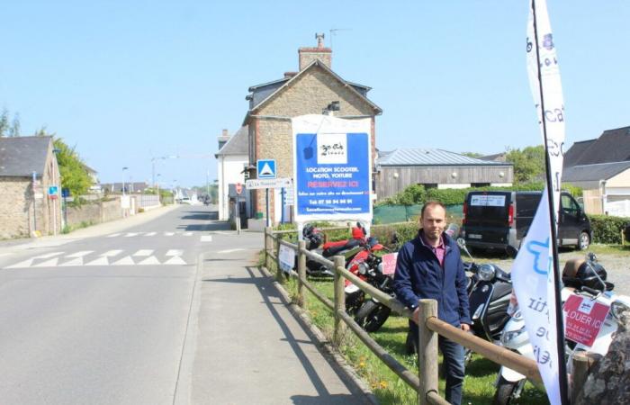 Between Dinard and Saint-Lunaire, scooters, motorcycles and cars in place of the old crêperie