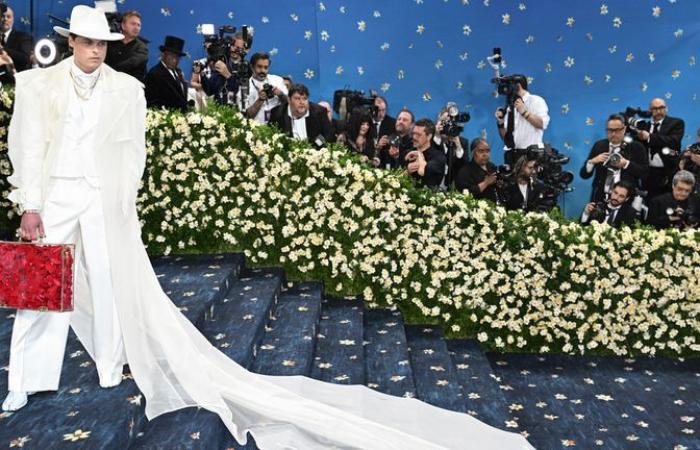 Met Gala 2025: Diana Ross, Sabrina Carpenter and Lewis Hamilton among stars at biggest night in fashion | Ents & Arts News