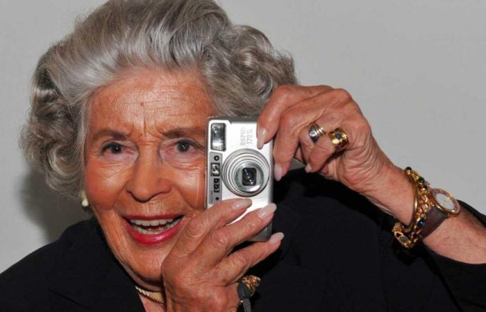 Mamarazza had photographed all the Gotha during his worldly evenings