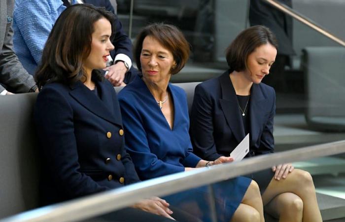 CDU boss falls 1. policy