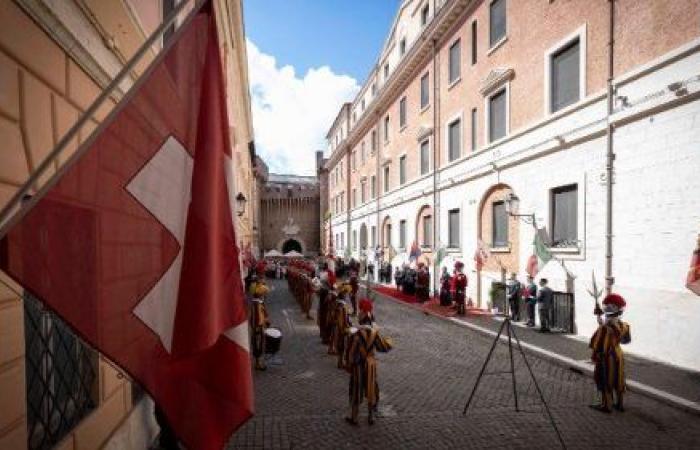 The Swiss Guard “concentrated” to protect the cardinals …