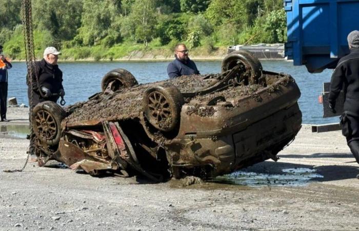 Five carcasses of cars exhumed from the Meuse between Andenne and Namur
