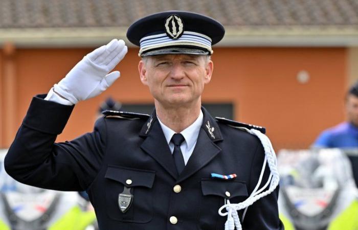 Commander Jean-Pierre Delmas takes the lead from the Carmaux police district