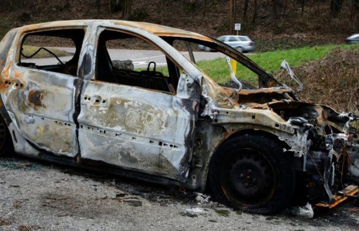 The cars of a mayor of Haute-Loire and his burned wife