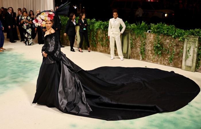 Zendaya’s Met Gala 2025 Red Carpet Look Photos and Suit, Up Close