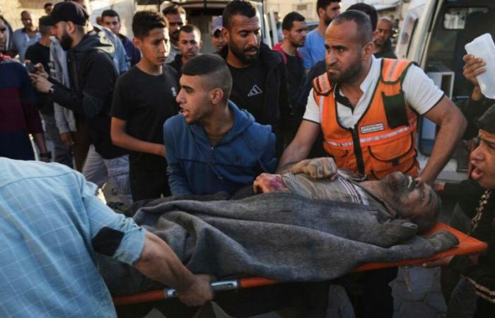 An Israeli strike in the center of Gaza left at least 22 dead, according to the Palestinian civil defense