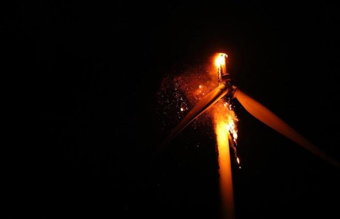 1 wind turbine in flames mobilizes help in the Somme