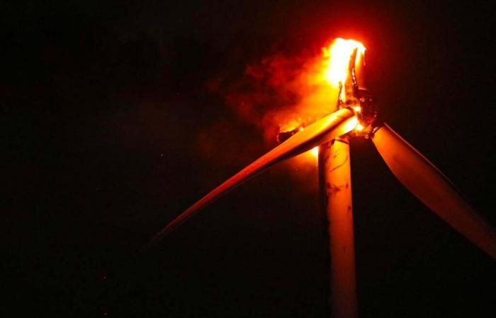 A spectacular fire hits a wind turbine in Picardy