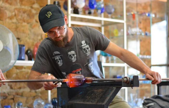 The glassware of Bréhat taken over in extremis: report alongside the solidarity islanders