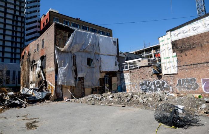 A month after a fire | The opposition requires cleaning ruins in the show of shows