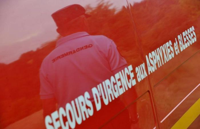 Obliged to carry their father’s corpse over 500 meters, the emergency services blocked by a barred path