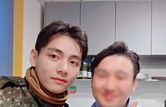 Kim Taehyung de BTS is making the buzz by sporting a “elite warrior” badge in a new selfie