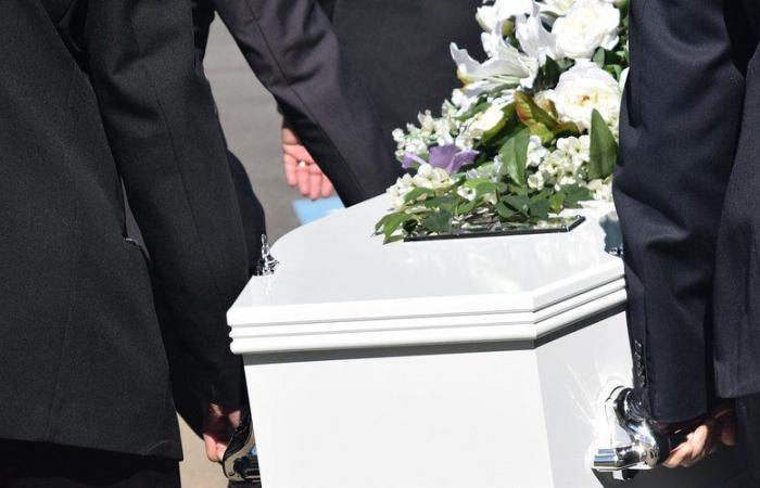 Antoine dies at his home, his family must carry his body over 500 meters: help could not intervene because of a barred path