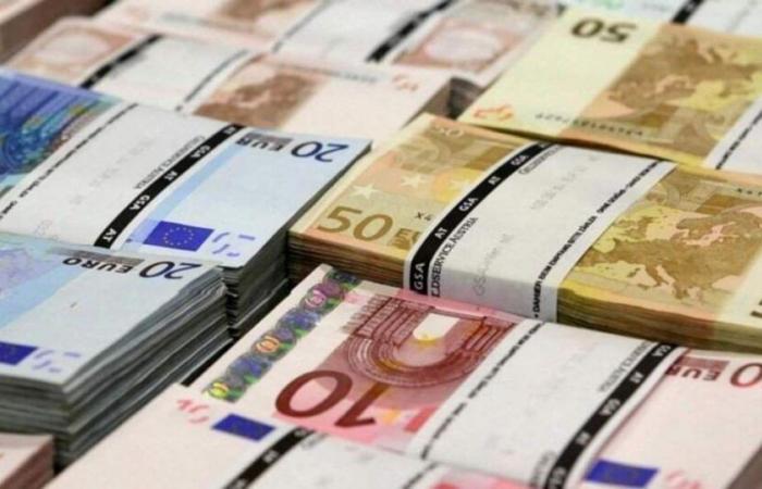Slight drop compared to the US dollar